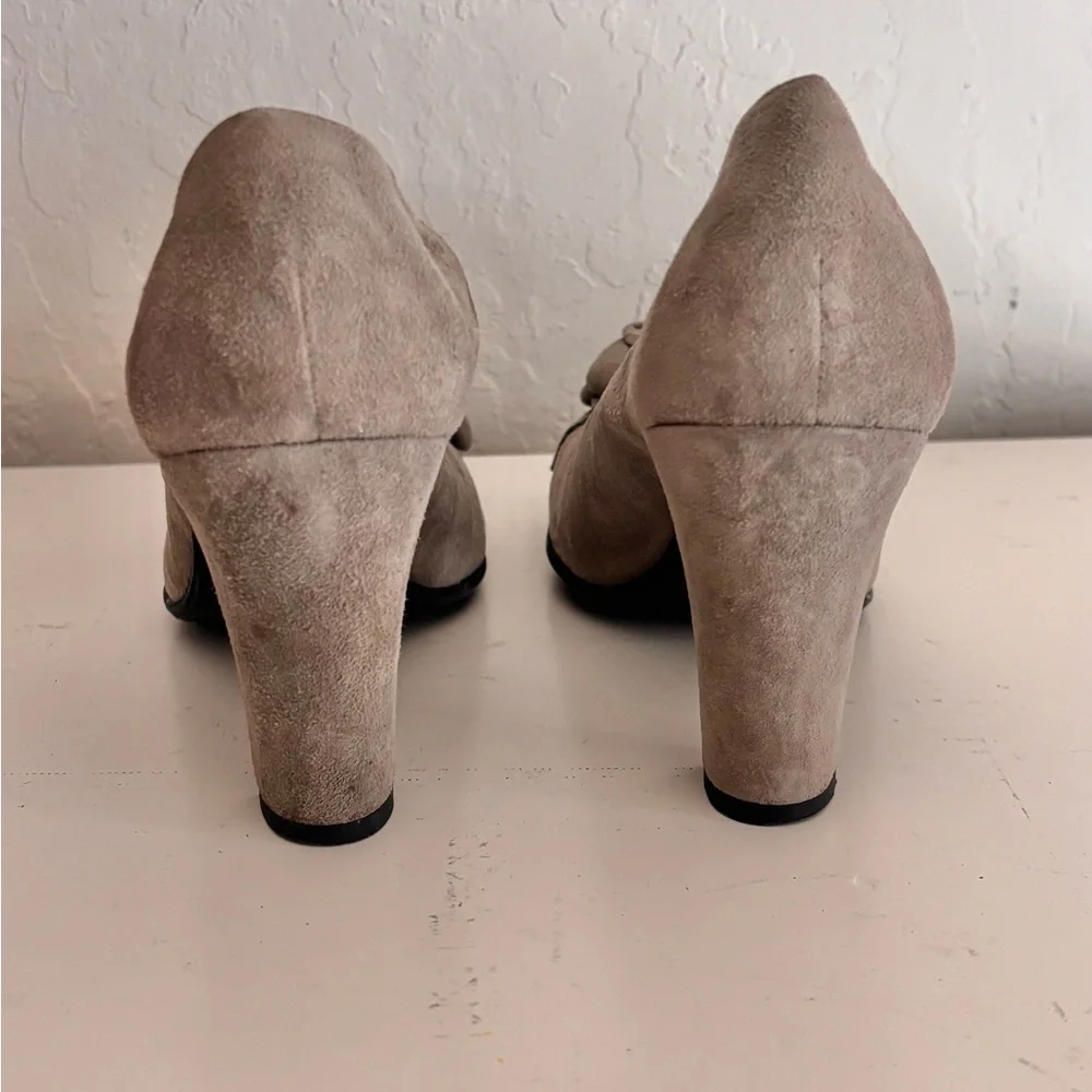 Ras Spain Gray Suede Rosette Embellished Pumps, Size 37